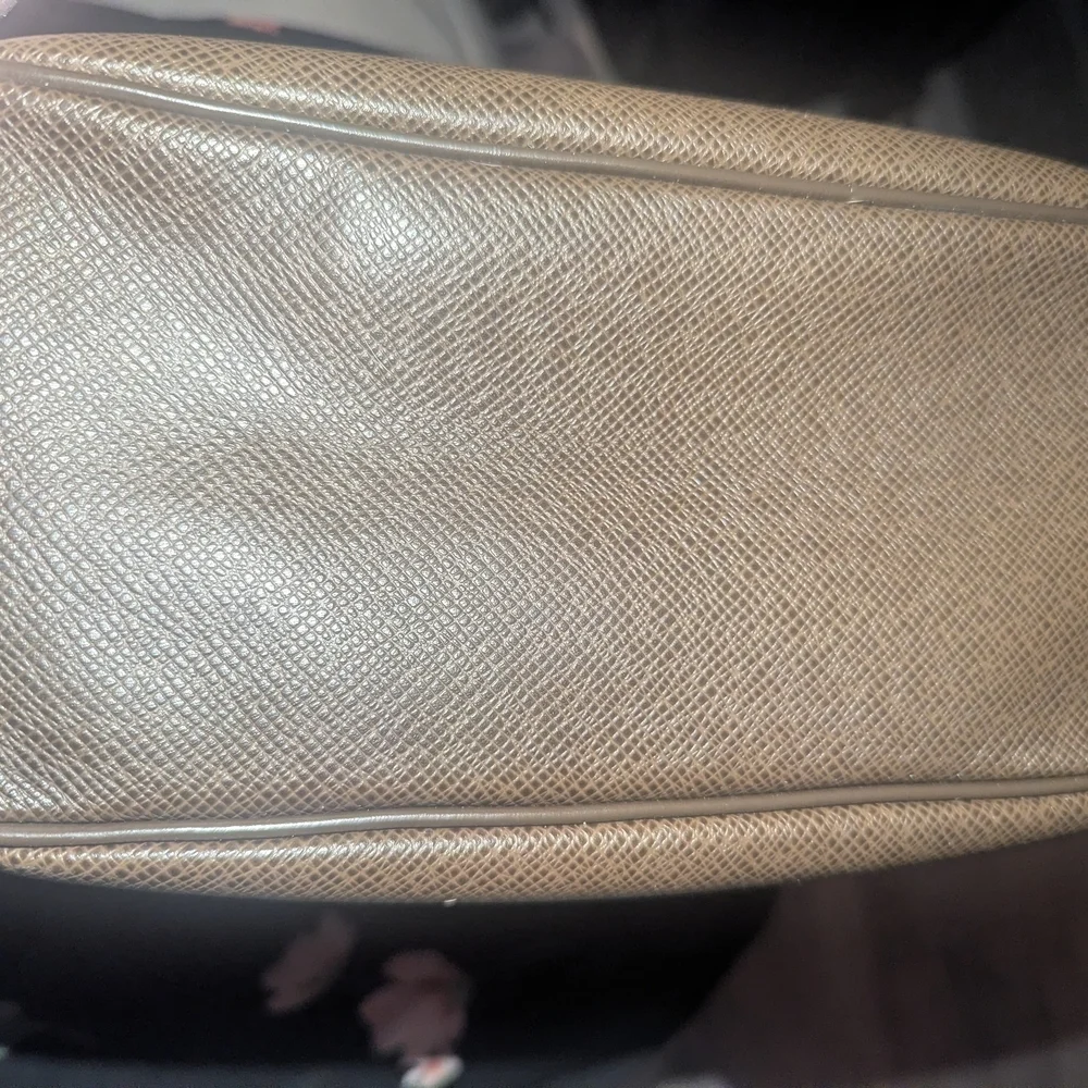 Authentic Yaranga Camera bag Louis Vuitton..Unisex